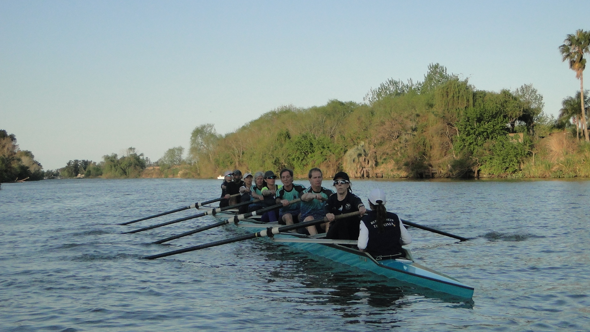 REMO DE OCHO ESCUELA grupo master remando en bote de ocho